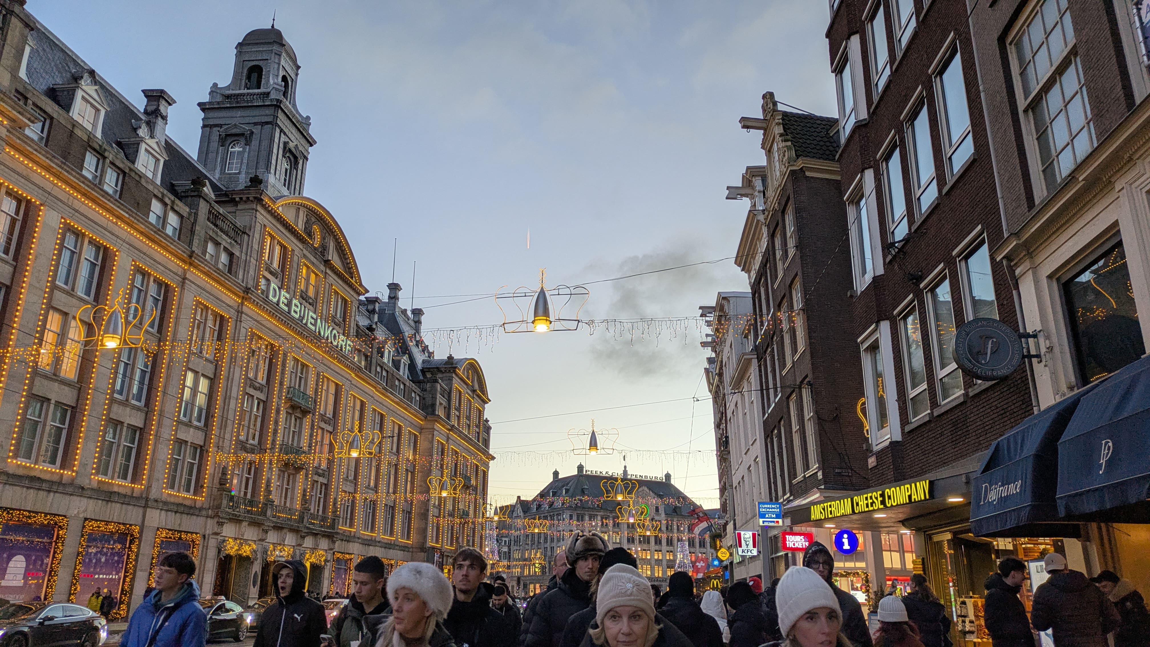 Calle principal de la ciudad de Ámsterdam